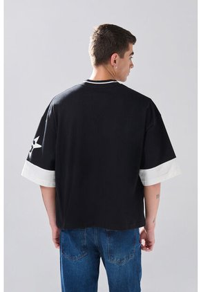 Camiseta Cuello V Oversize Negra Con Estampados College