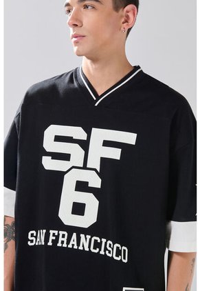 Camiseta Cuello V Oversize Negra Con Estampados College