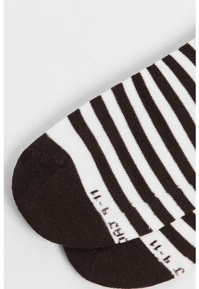 Media Urbana Corta, Con Diseño En Costado En Jacquard De Oso.