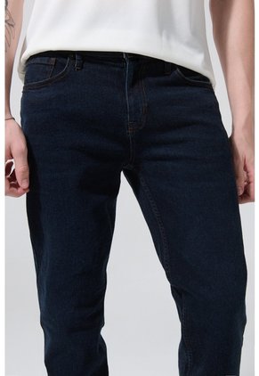 KOAJ PANTALON KOAJ JEAN SLIM 28100 3/25