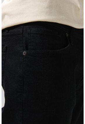 KOAJ PANTALON KOAJ JEAN SLIM 28566 4/25