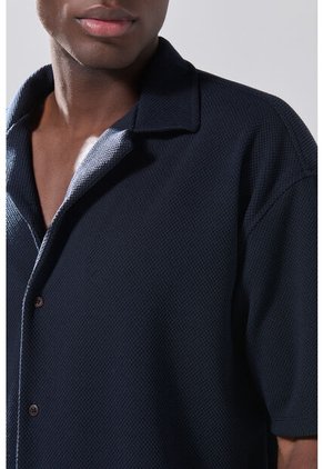 KOAJ Camisa Cuello Resort Azul Oscura Con Texturas Sutiles