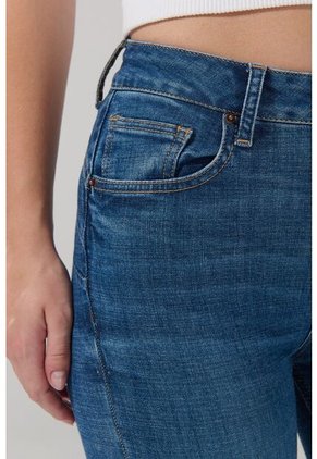 KOAJ Jean Tiro Alto Azul Medio Push Up Con Ligeros Desgastes