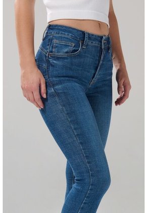 KOAJ Jean Tiro Alto Azul Medio Push Up Con Ligeros Desgastes