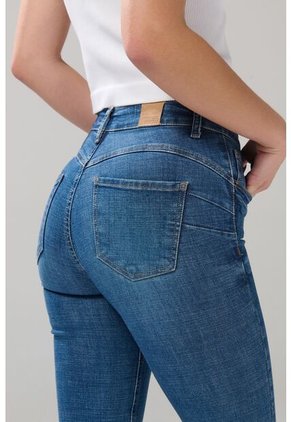 KOAJ Jean Tiro Alto Azul Medio Push Up Con Ligeros Desgastes