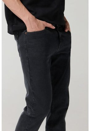 KOAJ PANTALON KOAJ JEAN SLIM 25818 3/25