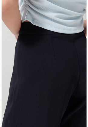 PANTALÓN KOAJ BOTA RECTA 23112 M 2/25