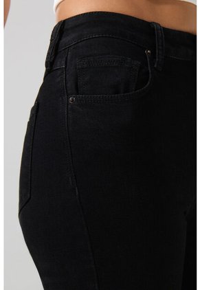 KOAJ Jean Mom Negro Con Bota Recta, Tiro Súper Alto Y Bolsillos