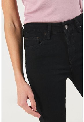 KOAJ PANTALON KOAJ PUSH UP FB 12518 3/24