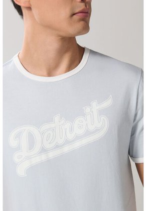 KOAJ Camiseta Azul Clara Manga Corta College Con Contrastes