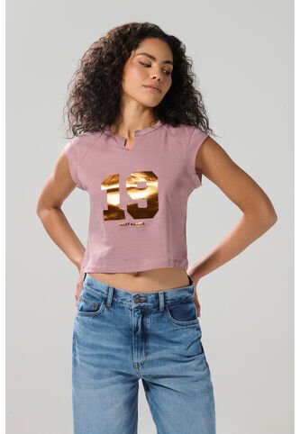 KOAJ Camiseta Rosada Con Arte College Y Manga Ranglan Corta Koaj