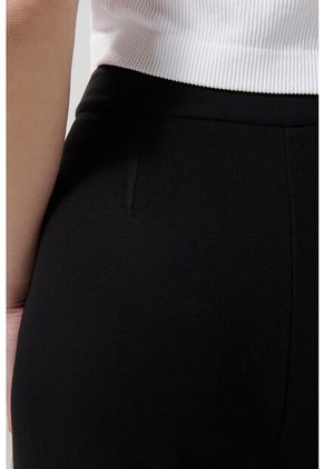 KOAJ PANTALÓN KOAJ BOTA RECTA 25174 M 3/25