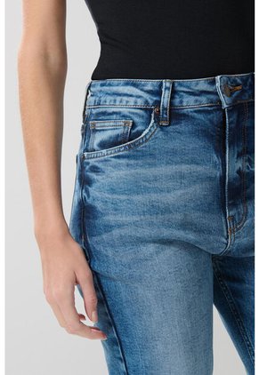 KOAJ PANTALON KOAJ JEAN MOM STA 22706  2/25