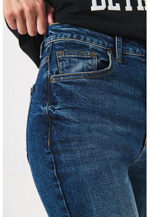 KOAJ PANTALON KOAJ JEAN MOM STA 16393 4/24