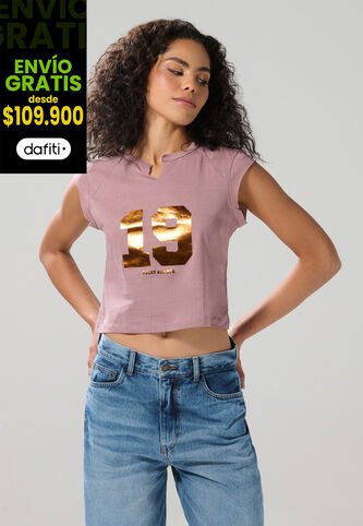 KOAJ Camiseta Rosada Con Arte College Y Manga Ranglan Corta Koaj