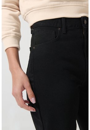 KOAJ PANTALON KOAJ JEAN 90S 23803 2/25