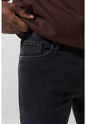 KOAJ PANTALON KOAJ JEAN SLIM 24824 3/25