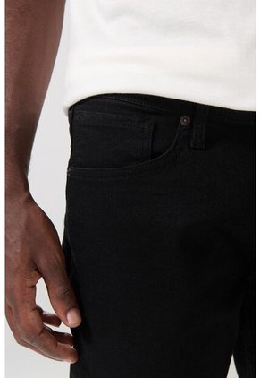 KOAJ PANTALON KOAJ JEAN SLIM 24822 3/25
