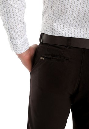 Pantalón Negro Clásico Real Fit Lec Lee