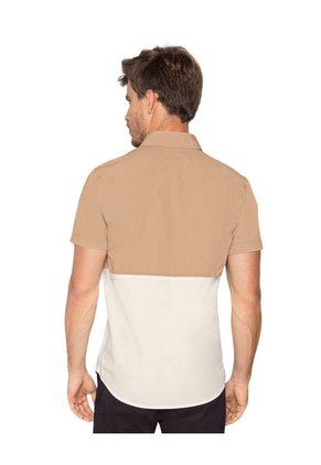 Camisa Manga Corta Con Perilla Funcional Y Bloques De Color M2990 Arena / Blanco