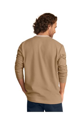 Camiseta Manga Larga Con Perilla Funcional Y Logo En Frente M3012 Camel