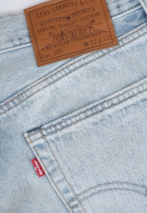 Jean Levi's 555 Relaxed Straight Fit Índigo Claro