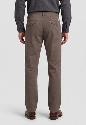 Pantalón Chino Levi's XX Authentic Relaxed Café