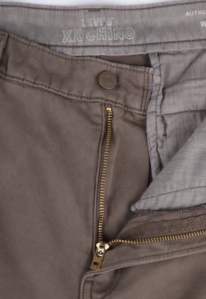 Pantalón Chino Levi's XX Authentic Relaxed Café