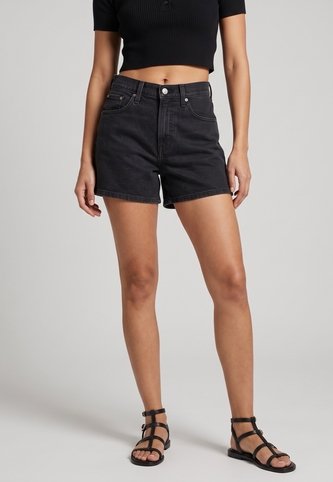 Short Levi's Cinch Fit  Negro Levis