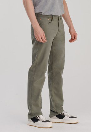 Pantalón Verde Oliva Levi's 505 Regular Fit