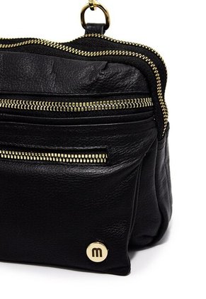 Bolso Manos Libres Macoly M430 Cuero Negro Liso Oro
