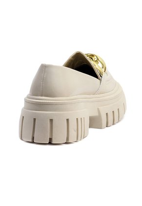 Mocasines Mujer Charol Beige Maniqueo Giorgia