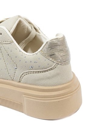 Tenis Beige Maniqueo Fierce