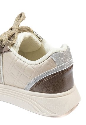 Tenis Oro Rosa Maniqueo Velvet