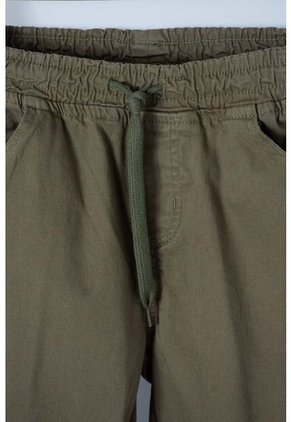 Pantalón De Mic Con Cordón Verde Para Niño 10