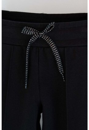 Jogger De Mic Con Cordón Negro Para Niña 4