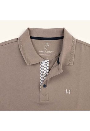 Camiseta Polo Emblema Arena Tierra Arriba Camiseta Polo Emblema Arena Tierra Arriba Talla L