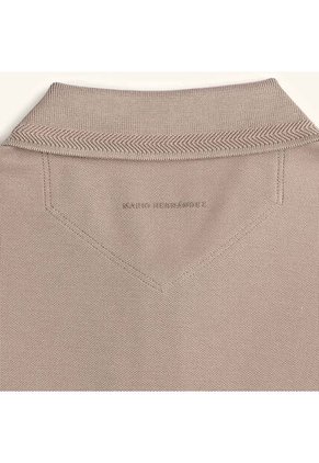 Camiseta Polo Emblema Arena Tierra Arriba Camiseta Polo Emblema Arena Tierra Arriba Talla L