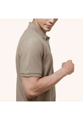 Camiseta Polo Emblema Arena Tierra Arriba Camiseta Polo Emblema Arena Tierra Arriba Talla M