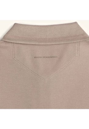 Camiseta Polo Emblema Arena Tierra Arriba Camiseta Polo Emblema Arena Tierra Arriba Talla M