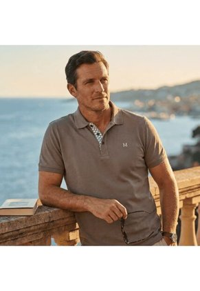 Camiseta Polo Emblema Arena Tierra Arriba Camiseta Polo Emblema Arena Tierra Arriba Talla L