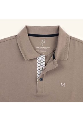 Camiseta Polo Emblema Arena Tierra Arriba Camiseta Polo Emblema Arena Tierra Arriba Talla M