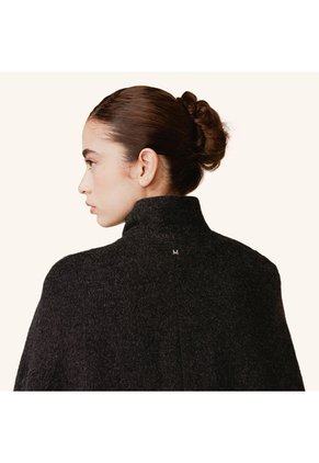 Capa Lucia Gris Oscuro Cuzco