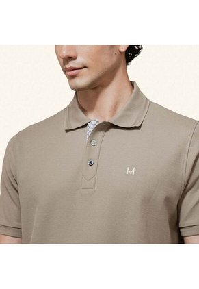 Camiseta Polo Emblema Arena Tierra Arriba Camiseta Polo Emblema Arena Tierra Arriba Talla L