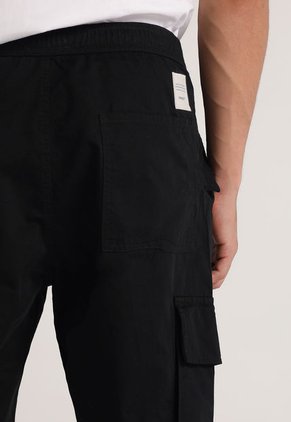Pantalón Cargo Negro Mattelsa