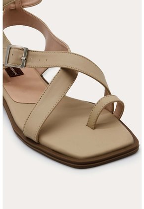 Sandalia Plana Gabriela Beige Mercedes Campuzano