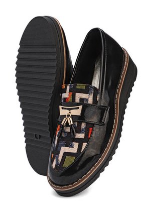 Zapato Negro Charol Moca Villas Folia