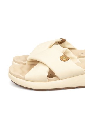 Sandalia Plana Nobuck Crema Modare