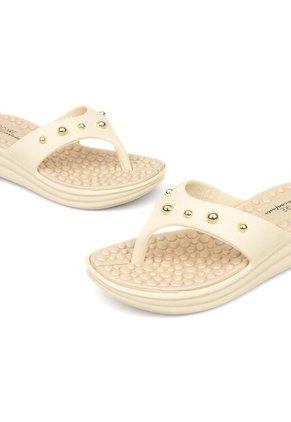 Sandalia Plana Tres Puntadas Crema Modare