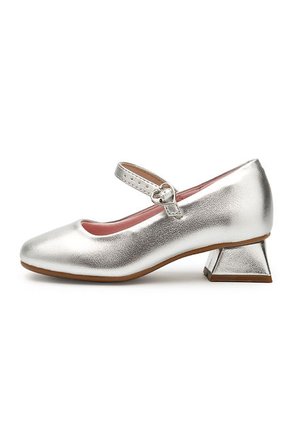 Zapato Casual Plateado Molekinha